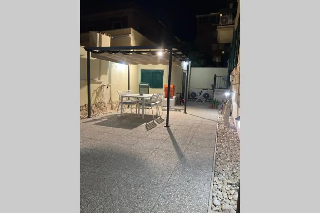 Vakantiehuis Piazza Anco Marzio Fronte Mare Casa Con Giardino Villa Ostia Italië